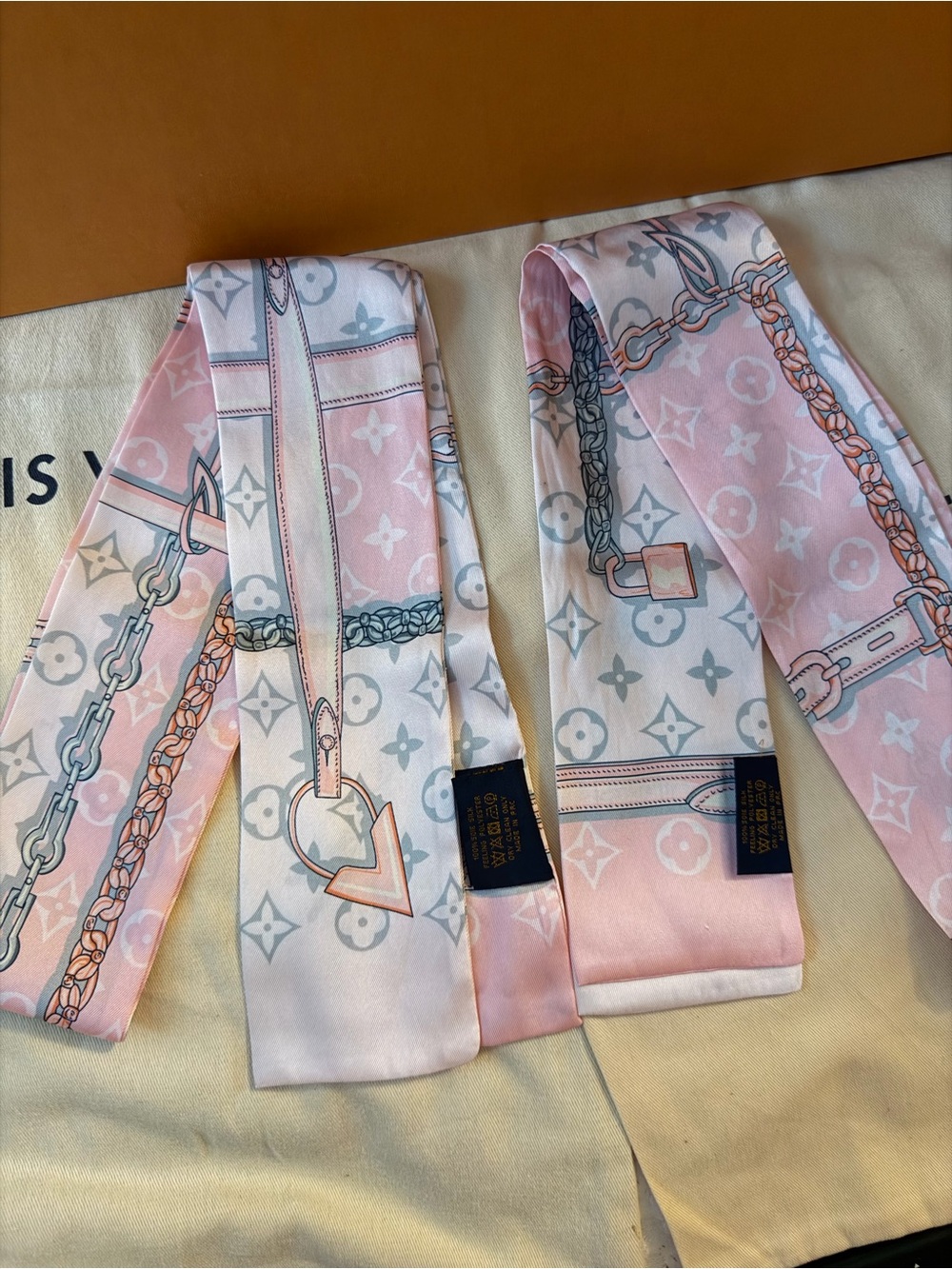 2 Louis Vuitton Confidential Bandeau Scarf Pink